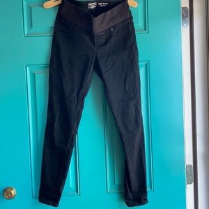 Black Levi’s skinny jeans, maternity, size Small